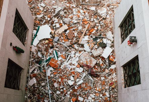 Patio interior, lleno de escombros, días después de la explosión