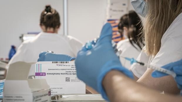«Asesinas, inoculáis veneno»: denuncian insultos a cuatro enfermeras que vacunan contra el covid en un colegio de Xàtiva