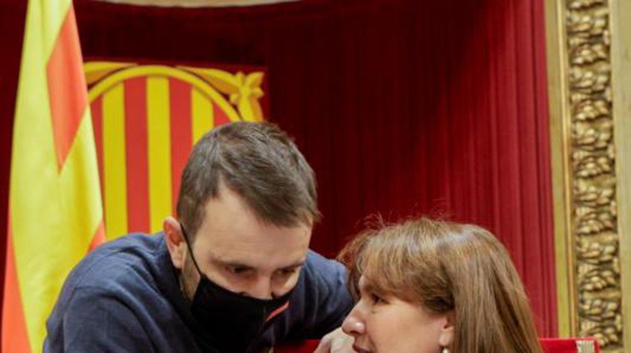 Juvillà, con Laura Borràs en el Parlamento catalán