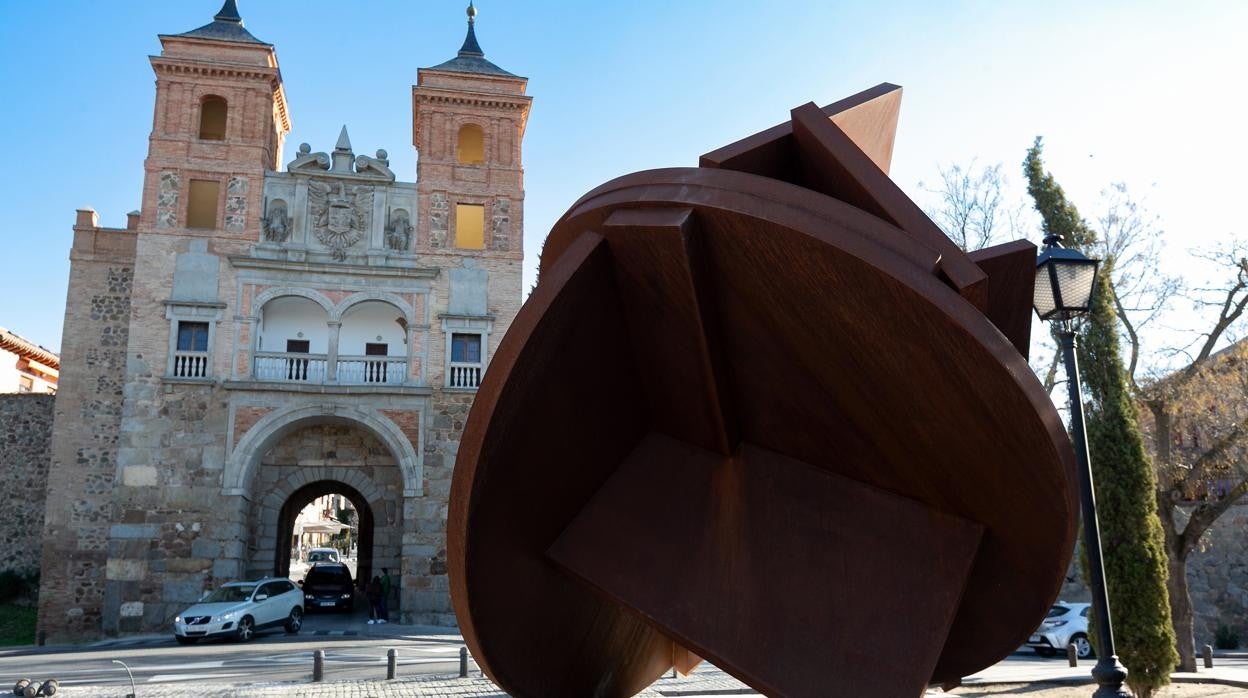 La obra de Rafael Canogar ya está instalada en el Paseo de Recaredo