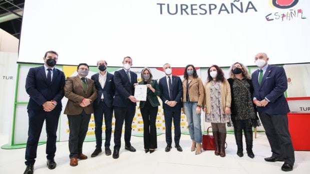 Tolón recibe el título que nombra a la vista nocturna de Toledo como 'la más bonita del mundo'