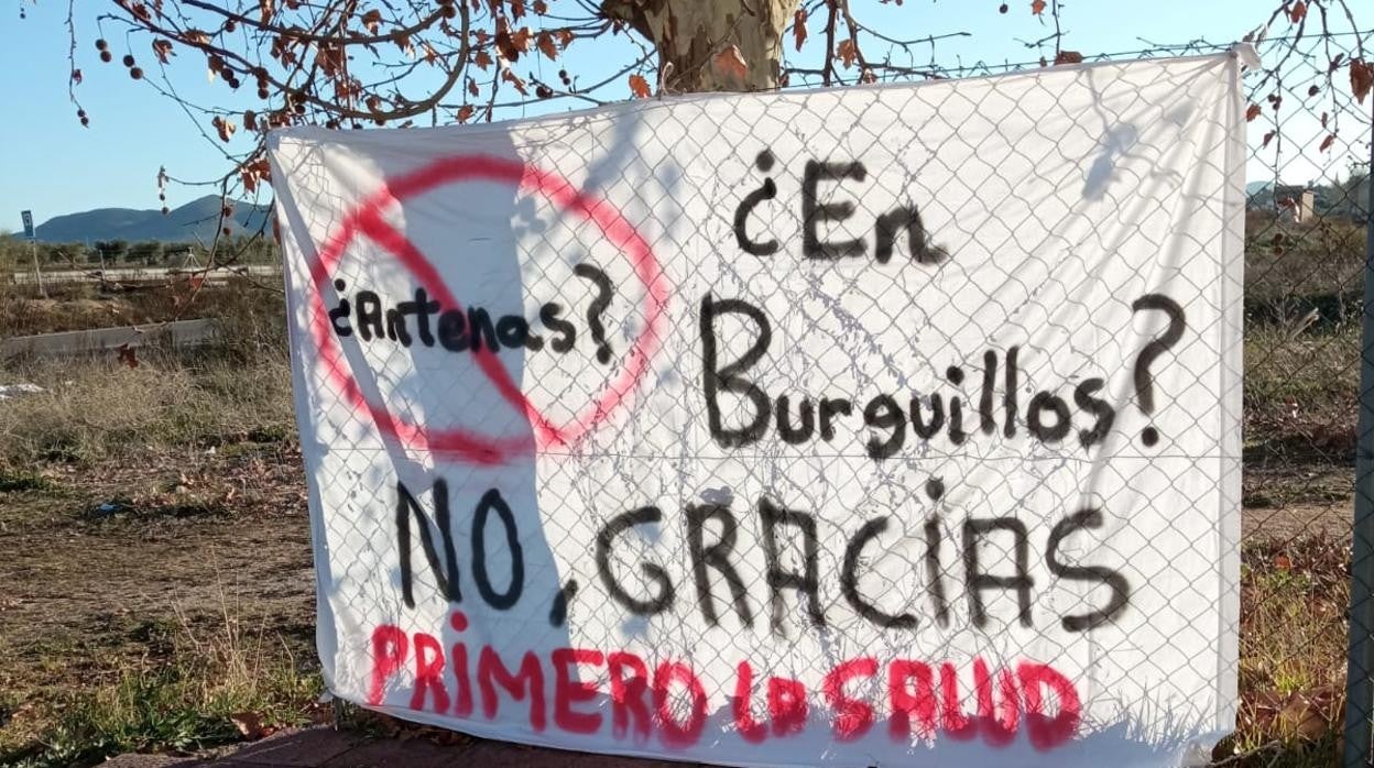 Pancarta colocada cerca del lugar donde iba a instalarse la antena