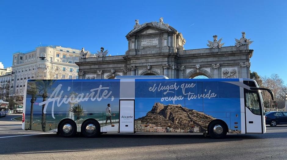 La imagen promocional del turismo en la ciudad de Alicante inunda el centro de Madrid