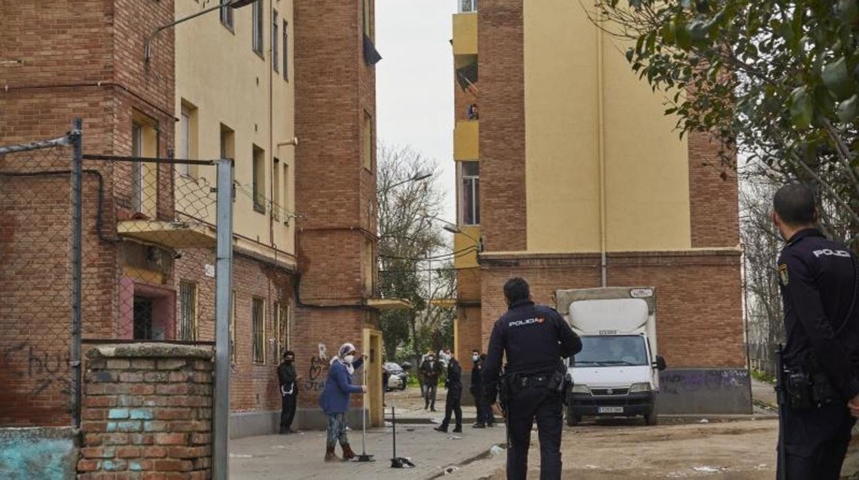 La Policía interviene en una zona de Villaverde Alto con frecuente presencia de toxicómanos y problemas de prostitución