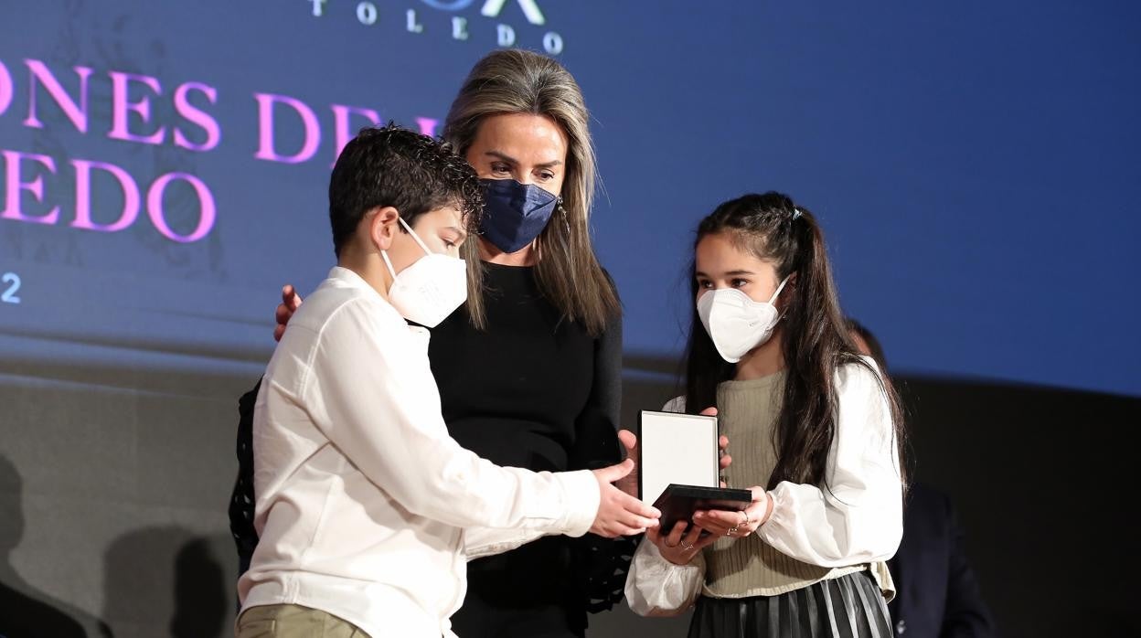 La alcaldesa entrega la Medalla de la Ciudad a Unai y Carlota, presente y futuro de la ciudad