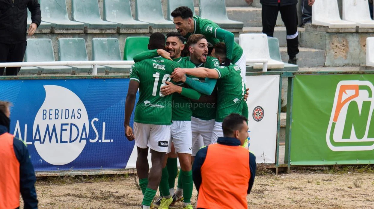 Los jugadores del CD Toledo celebran uno de los goles contra la UD Melilla