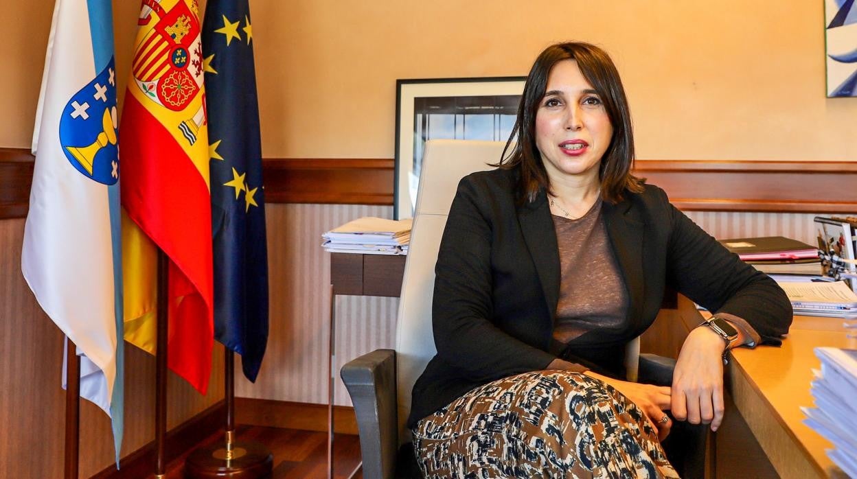 La conselleira de Emprego, María Jesús Lorenzana, en su despacho