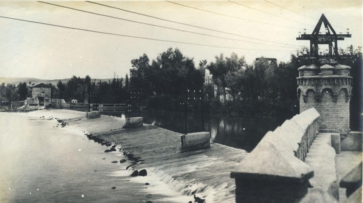 Presa del Ángel vista desde la orilla izquierda hacia 1925. En el otro extremo, la central auxiliar de la Isla. Archivo Municipal de Toledo