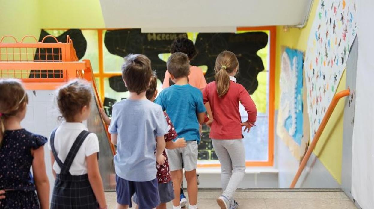 Niños en el interior de su colegio