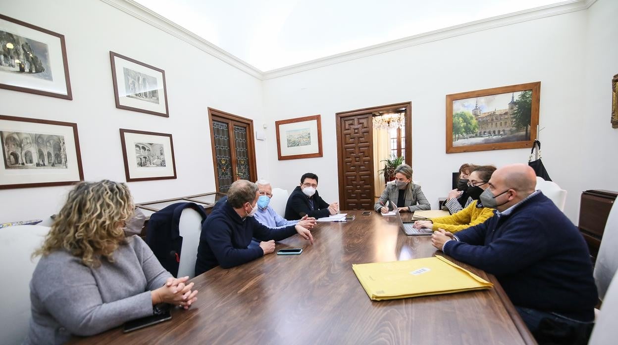 Reunión con la alcaldesa de Toledo, Milagros Tolón, en el Ayuntamiento