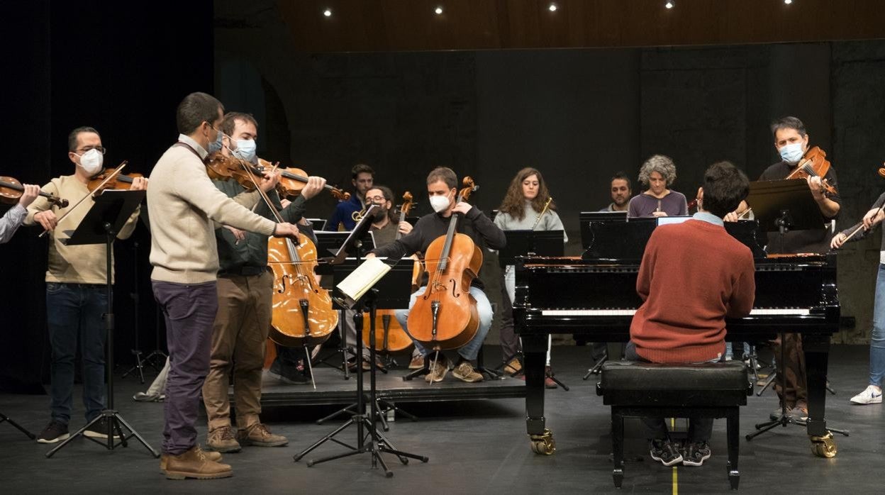 Ensayo para el concierto fundacional que la Orquesta Clásica del Teatro Liceo celebrará esta tarde