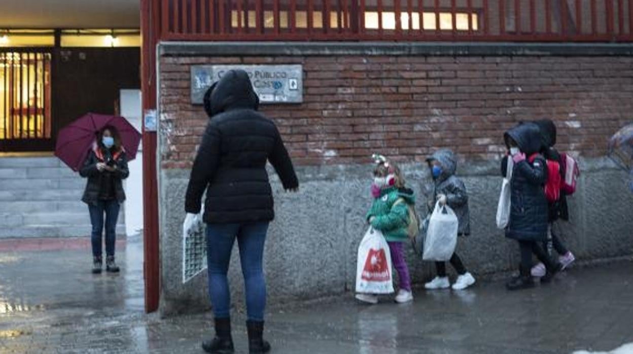 Una madre a la puerta del colegio