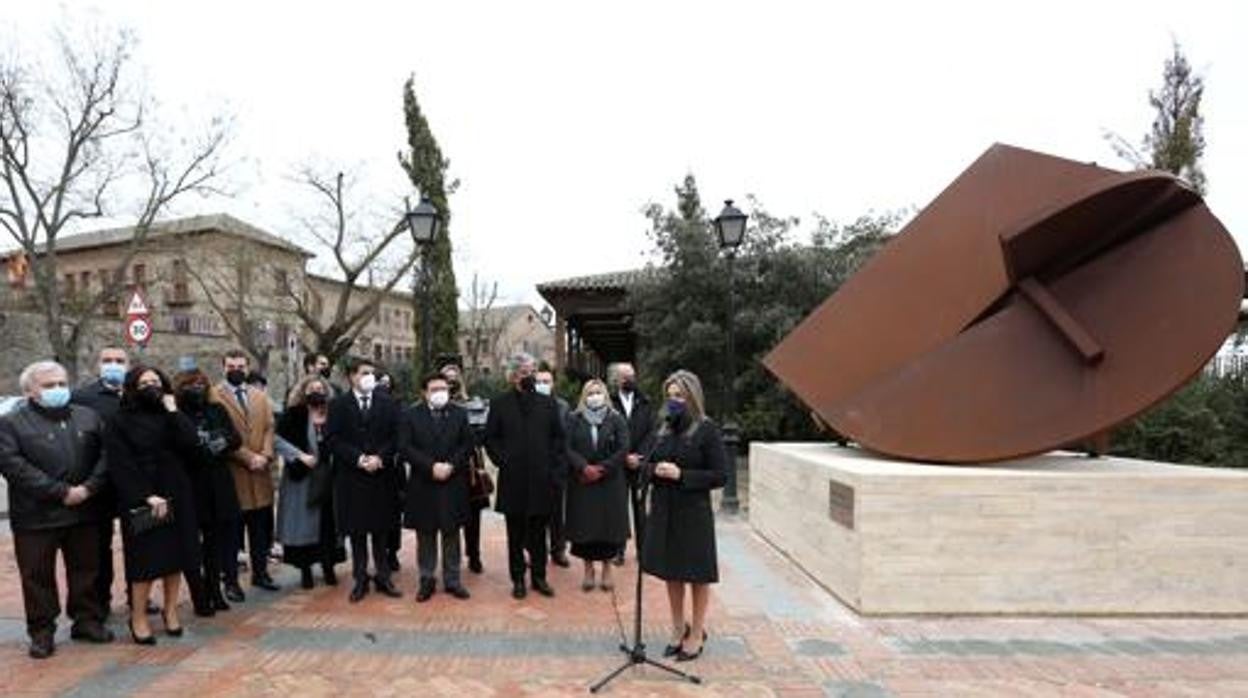 Imagen de la inauguración de la escultura el pasado 23 de enero frente a la puerta del Cambrón