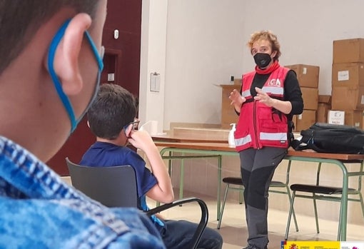 María José Blanco imparte una charla sobre volcanismo al alumnado desplazado de Todoque