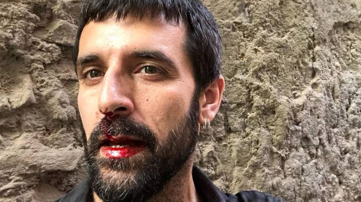 Un año de prisión para el policía que agredió al fotoperiodista Jordi Borràs