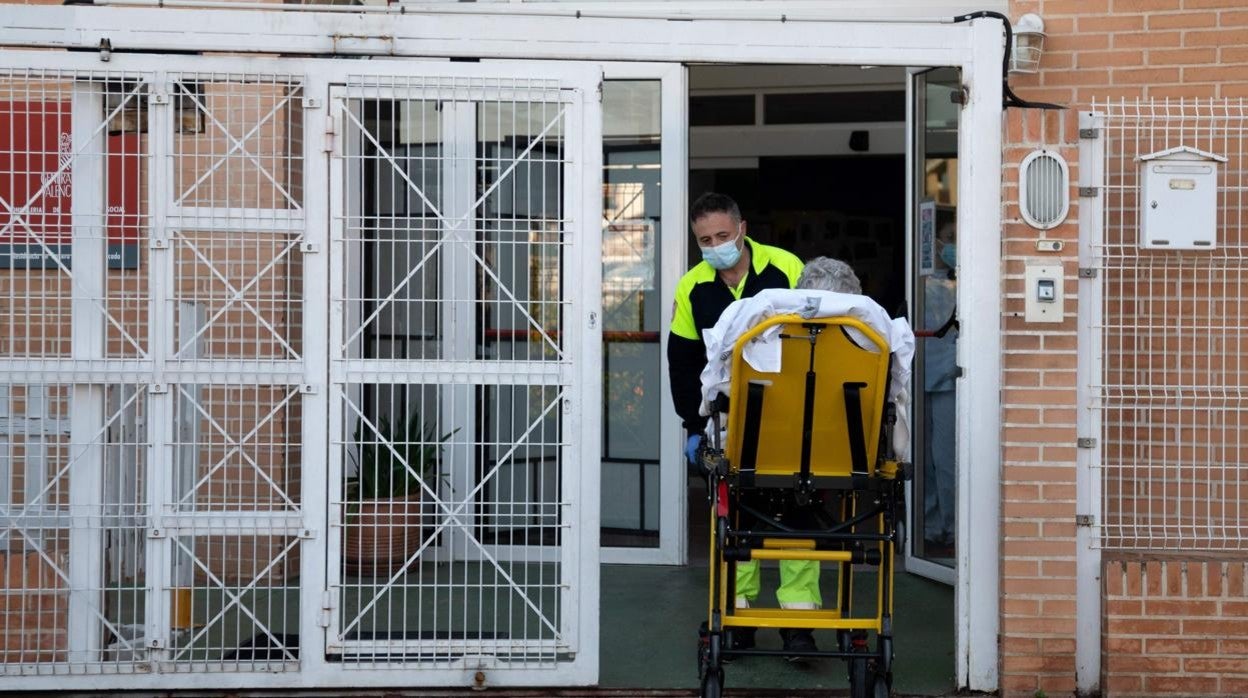 Imagen de archivo de un sanitario evacuando a un anciano en la residencia de mayores de Moncada (Valencia)