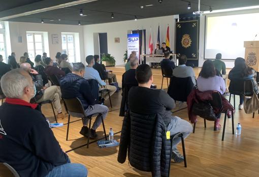 Agentes de la Policía recibiendo una formación para saber identificar señales gestuales