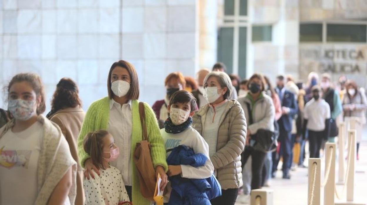 Cola de vacunación infantil en la Cidade da Cultura