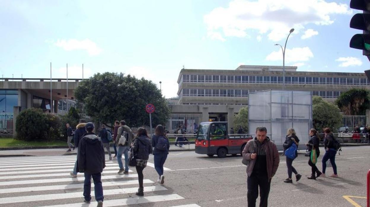 Entrada de trabajadores en la factoría de Stellantis en Vigo