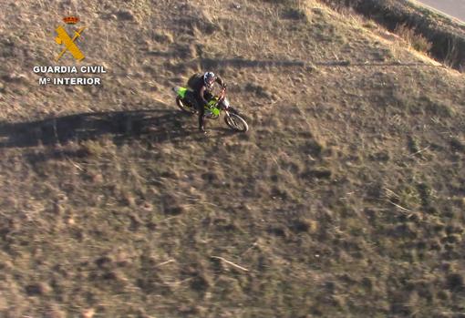 Seguimiento de la motocicleta a la fuga desde el helicóptero de la Guardia Civi