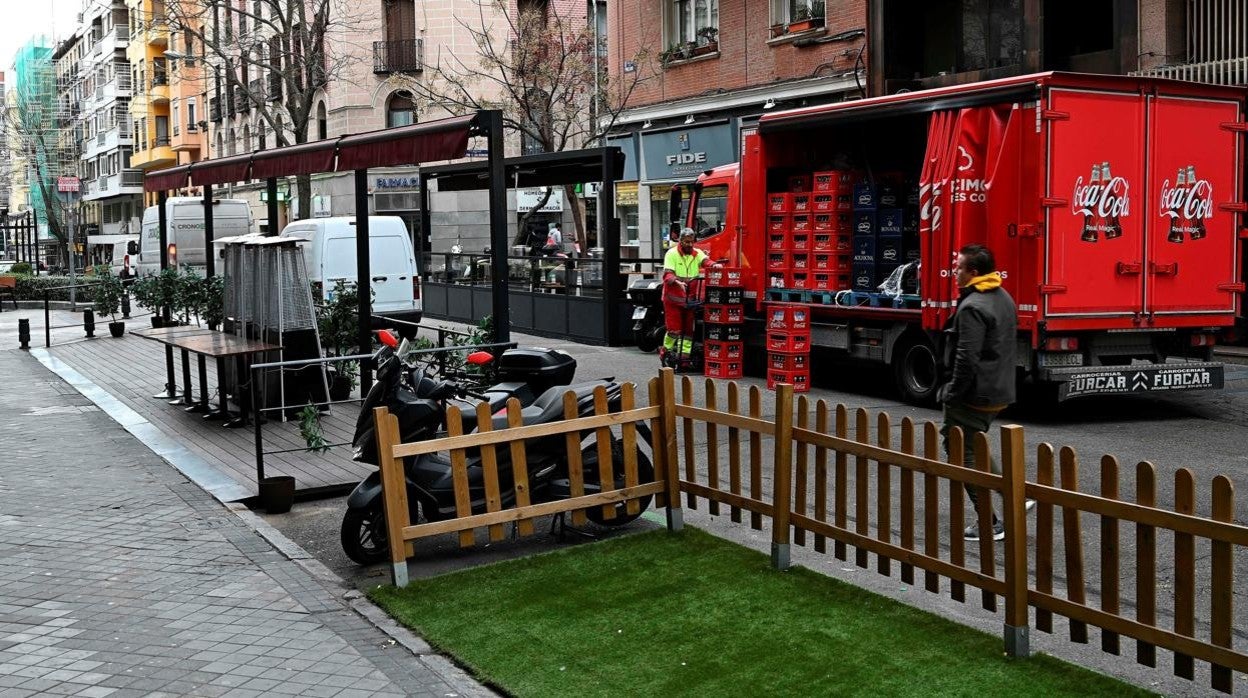 Terrazas instaladas en una banda de aparcamiento