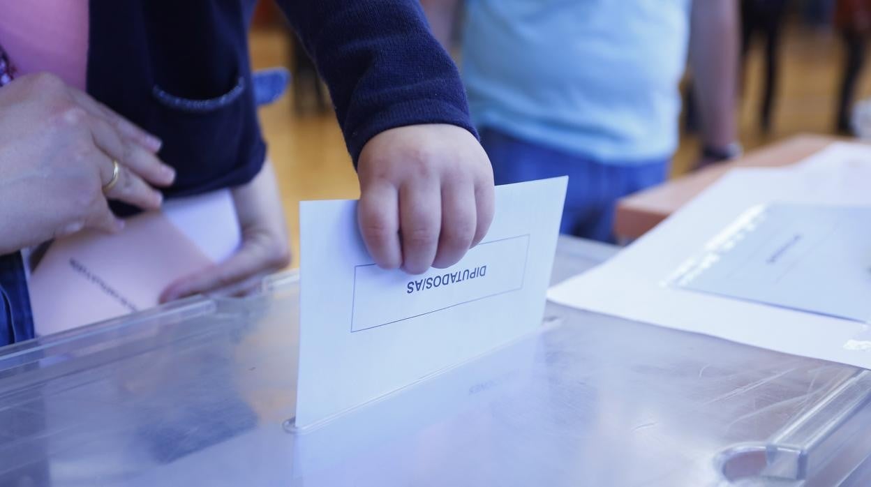 Votación en un colegio electoral durante los comicios de 2019