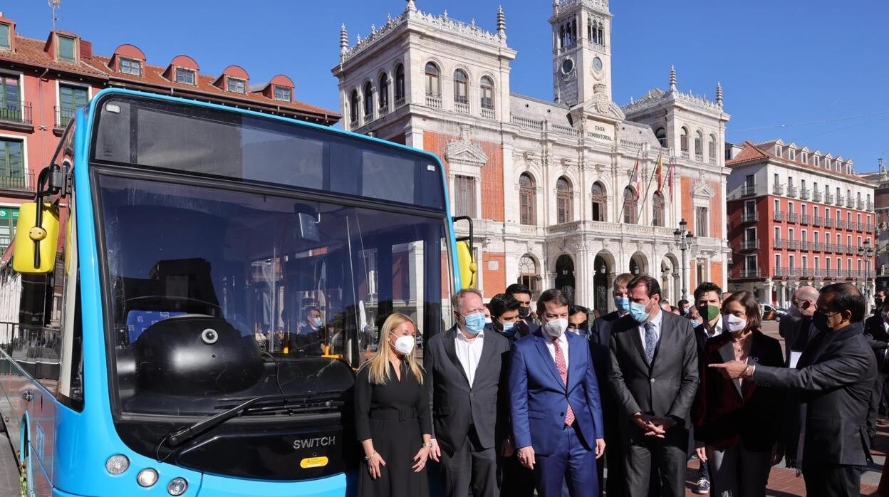 Presentación de un autobús de la empresa con el director de Switch Mobility, Andy Palmer, el presidente de la Junta, Alfonso Fernández Mañueco, y el alcalde de Valladolid, Óscar Puente