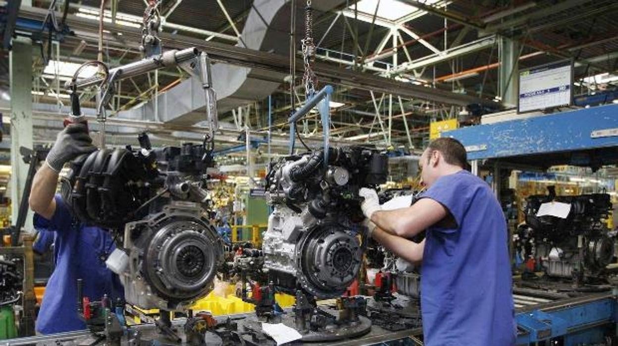 Trabajadores en la planta de Ford en Almussafes