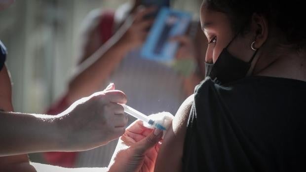 Unos padres llevan hasta la justicia la decisión de vacunar a su hija: gana la madre y la niña se inmuniza