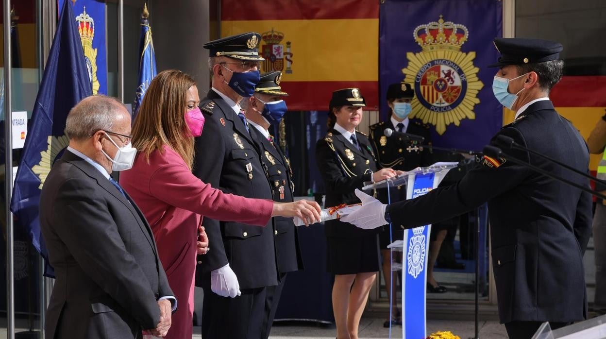 La delegada del Gobierno en Castilla y León, Virginia Barcones, preside el juramento o promesa de diez nuevos oficiales de Policía Nacional que estaban destinados en las provincias de Burgos (3), Soria (3), Valladolid (2) y Zamora (2)