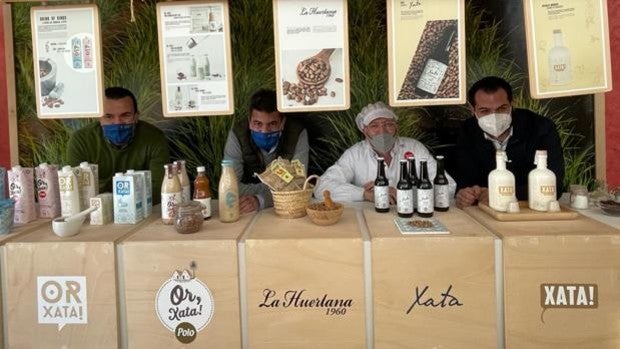 Carlos Mazón presume «de los productos únicos de la Comunidad Valenciana» en su visita a Fartons Polo