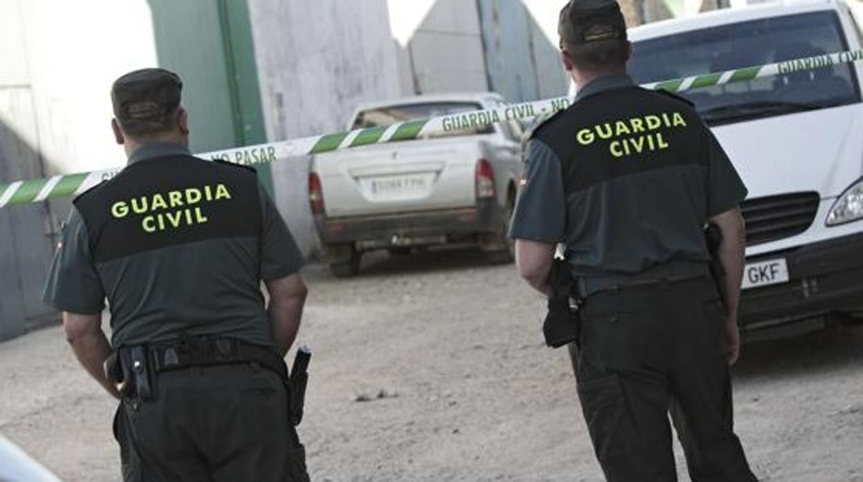 Dos agentes de la Guardia Civil en una imagen de archivo/