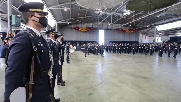 Una cuarentena de alumnos de la Academia Básica del Aire de León juran bandera