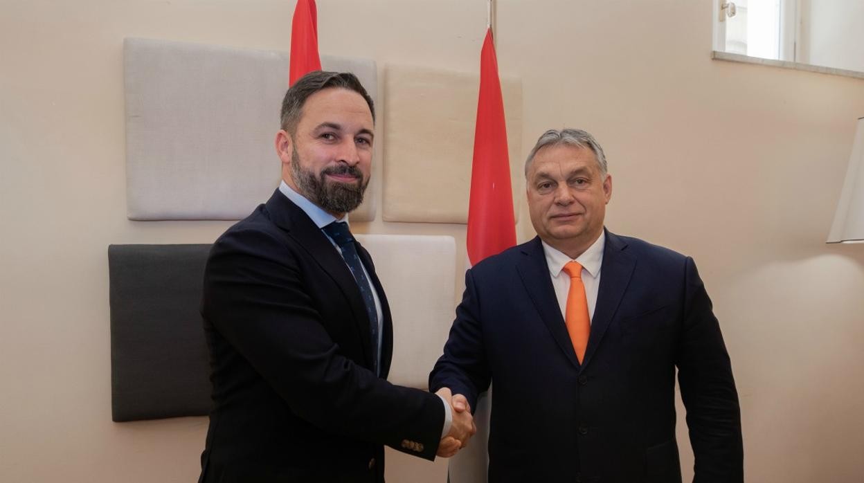 Santiago Abascal y el primer ministro húngaro, Viktor Orbán, se saludan en Roma