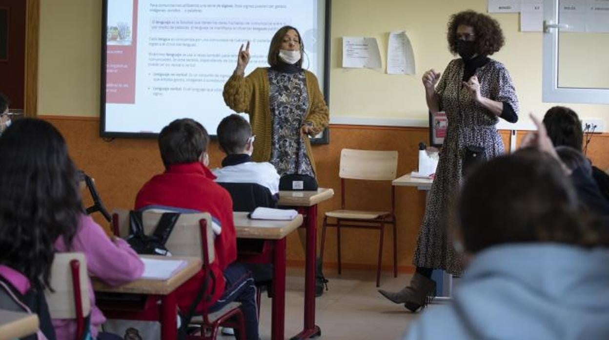 Varios alumnos atienden a las explicaciones en una clase de Madrid