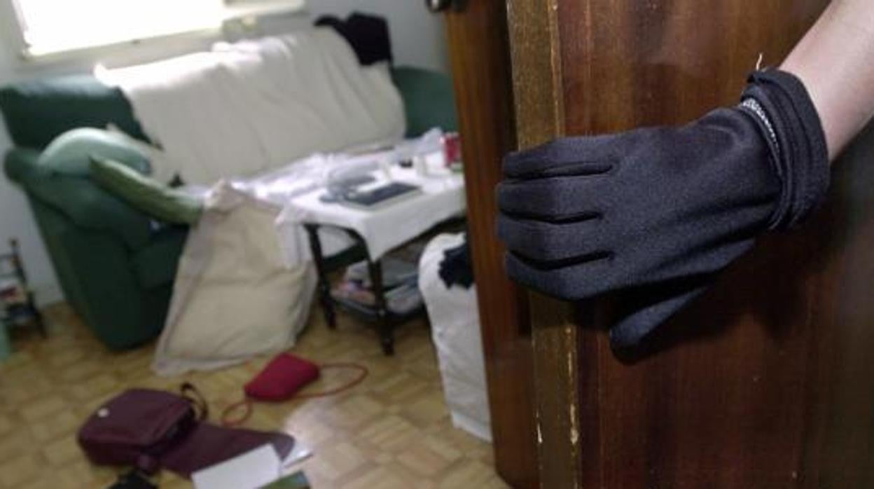 Una vivienda asaltada por un grupo criminal