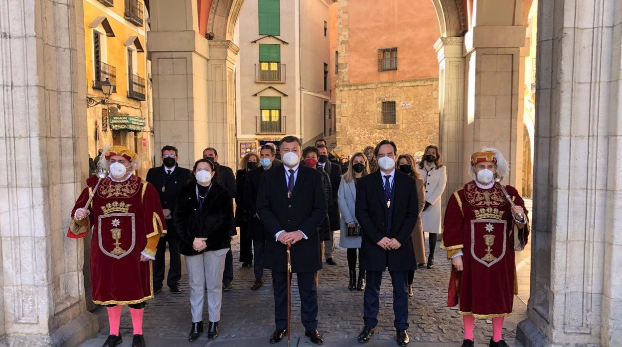 El alcalde Darío Dolz ha presidido el desfile hasta la Catedral de Cuenca