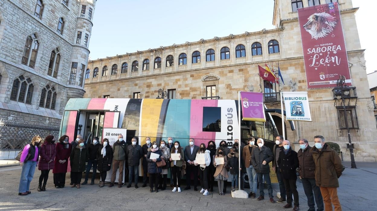 El presidente de la Diputación de León, Eduardo Morán, con los ganadores del concurso 'Cuento hasta 47' el día del Bibliobús