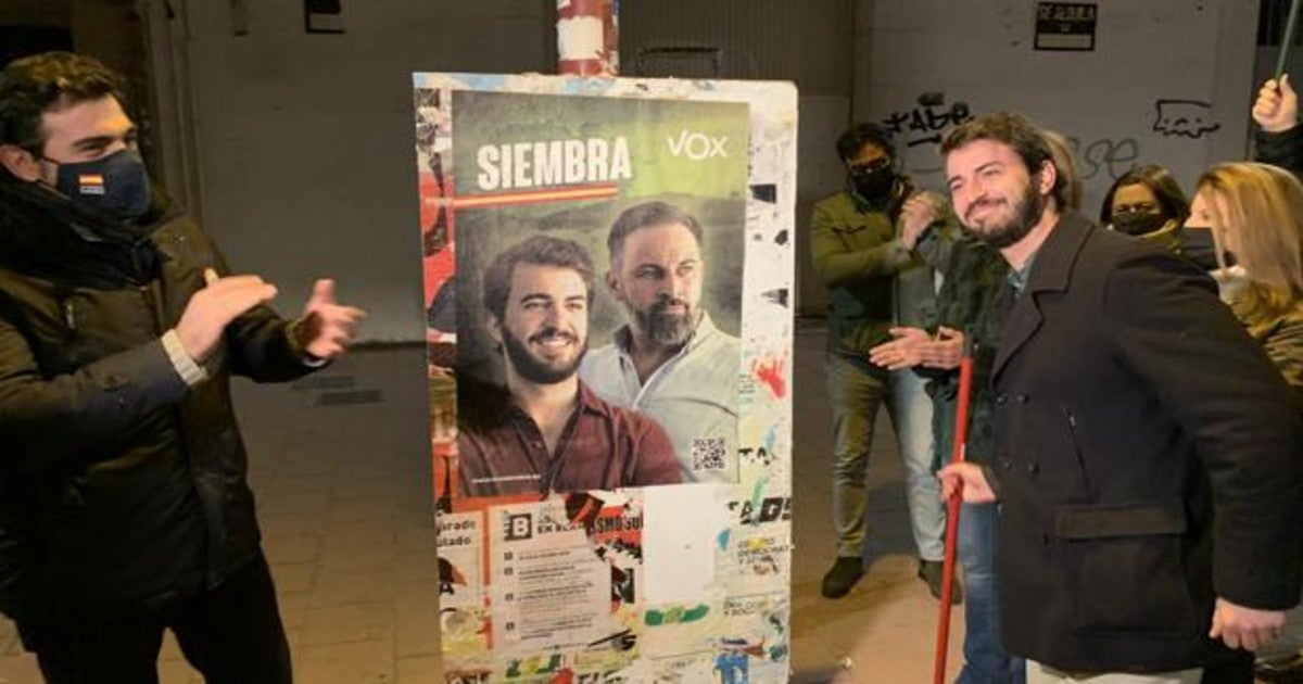 El candidato a la presidencia de la Junta por Vox, Juan García-Gallardo, acompañado de candidatos provinciales de la lista por Valladolid y de otras provincias en el acto de pegada de carteles junto al túnel del Las Delicias en Valladolid