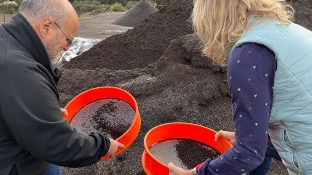 Geólogos cambian material volcánico por donaciones para los afectados del volcán