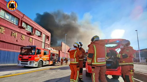 Un incendio arrasa el almacén del mayor importador de productos de bazar chino de la Comunidad Valenciana