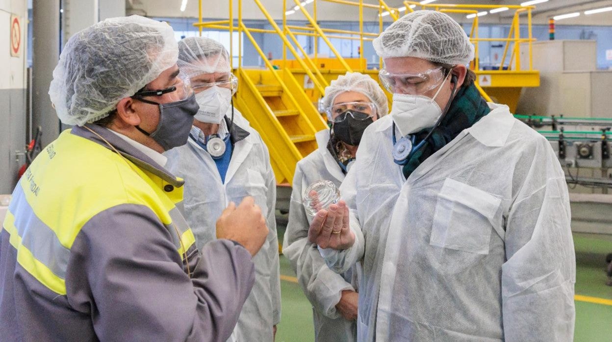 Mañueco, durante su visita a la fábrica de vidrios Verescence, en la provincia de Segovia