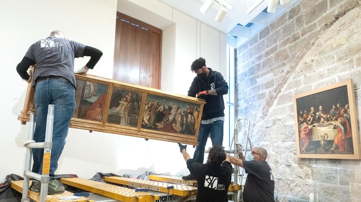 Imagen tomada durante la instalación de la Predela en el Museo de la Catedral de Valencia