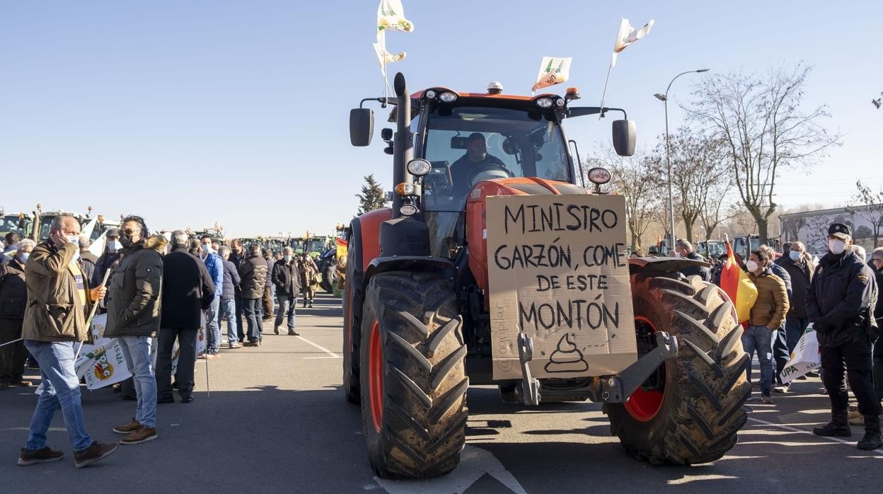 Tractorada de protesta para exigir medidas para fomentar la rentabilidad en las explotaciones y la defensa de la imagen del sector agropecuario por parte de los representantes públicos