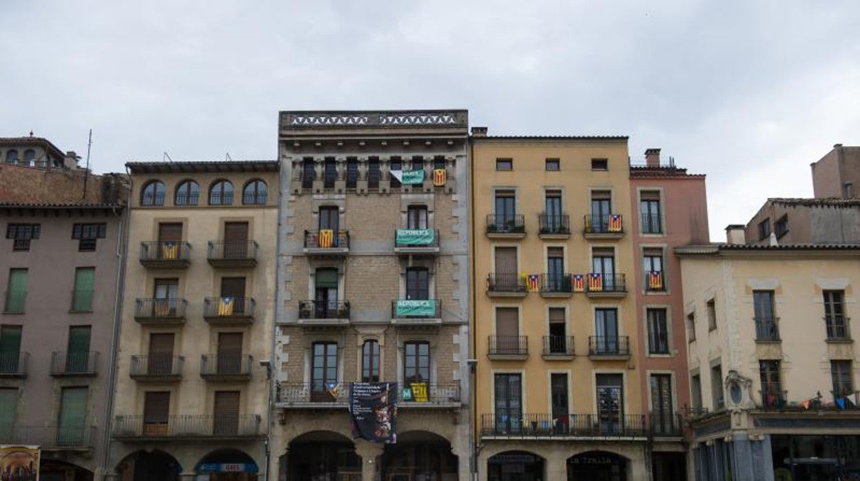 Varias fincas de la plaza Mayor de Vic, en una imagen de archivo