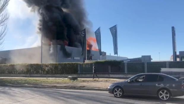 Un incendio calcina parte de las instalaciones en un concesionario