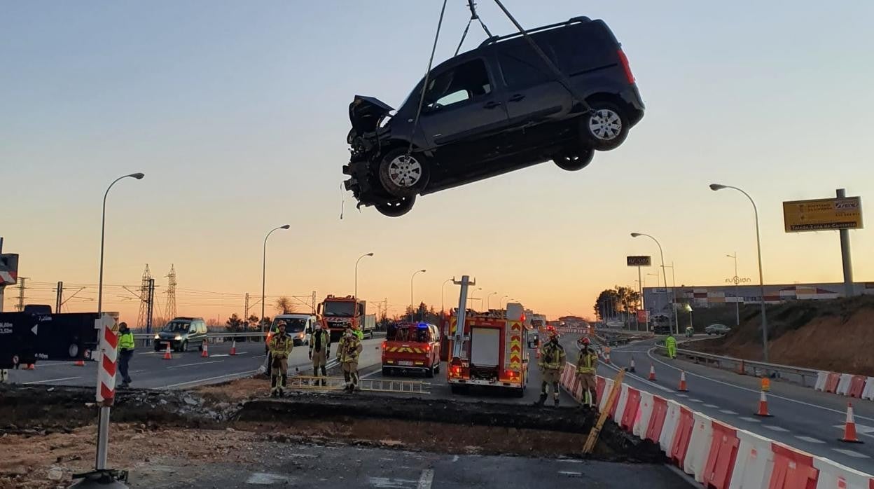 El vehículo es sacado del foso por una grúa