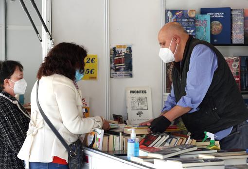 Los bibliobuses y las ferias del libro ayudan a descubrir las últimas novedades literarias