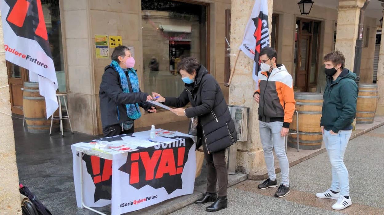 Mesas de firmas de Soria ¡Ya! para consiguir avales y presentarse en las elecciones del 13 de febrero