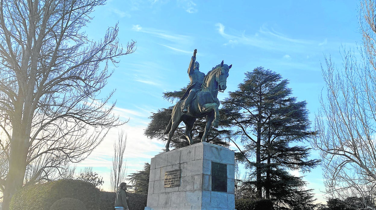 Una de las estatuas en memoria de Bolívar en Madrid, que se construyó durante al dictadura de Franco